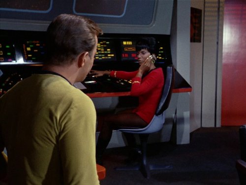 Nichelle Nichols در صحنه سریال تلویزیونی پیشتازان فضا به همراه William Shatner