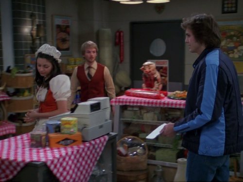 Christopher Masterson در صحنه سریال تلویزیونی That '70s Show به همراه Ashton Kutcher و میلا کونیس