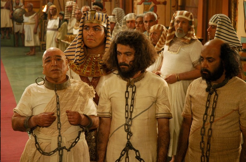 اسماعیل سلطانیان در صحنه سریال تلویزیونی یوسف پیامبر به همراه امیرحسین مدرس