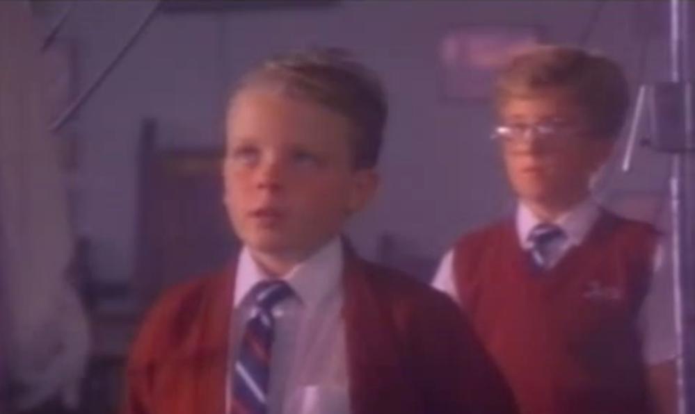  سریال تلویزیونی Max Headroom به کارگردانی Tommy Lee Wallace و Janet Greek و Farhad Mann و Todd Holland و Thomas J. Wright و Maurice Phillips و Victor Lobl و Francis Delia