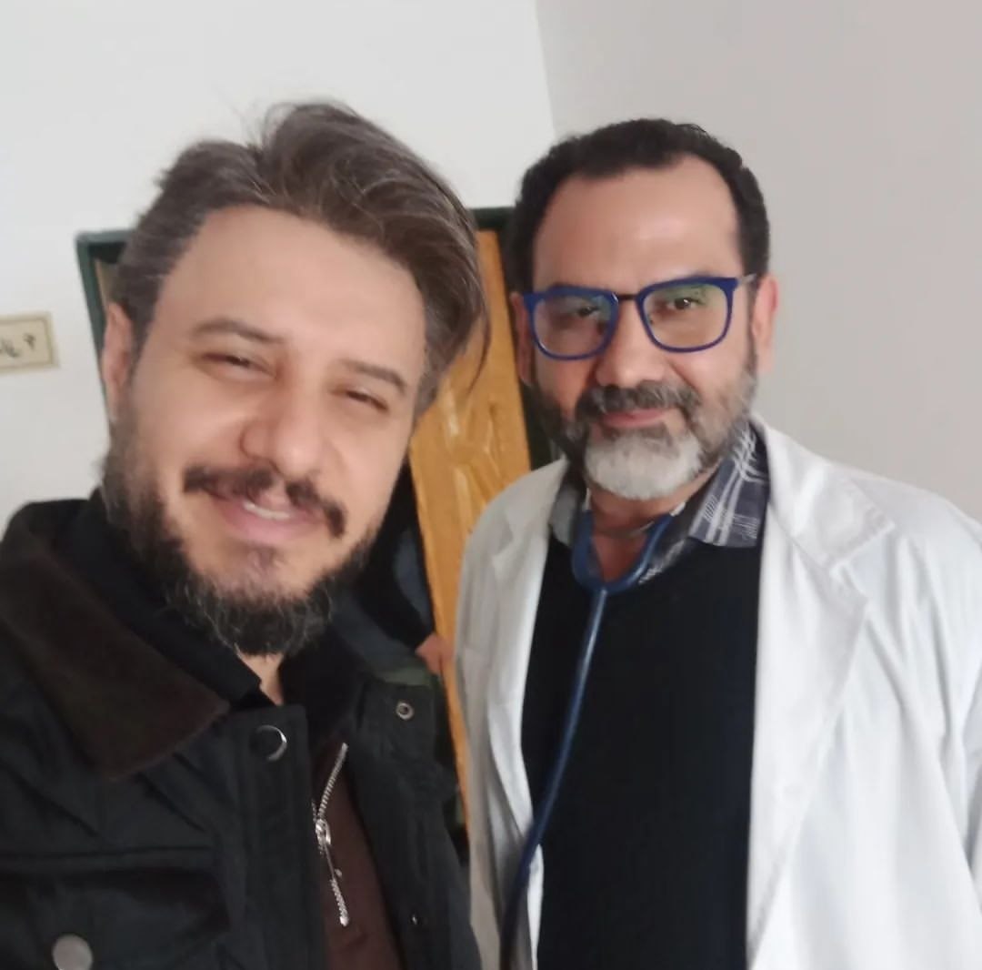تصویری از محمد امین، بازیگر سینما و تلویزیون در پشت صحنه یکی از آثارش
