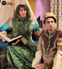 ارژنگ امیرفضلی در صحنه سریال شبکه نمایش خانگی هشتگ خاله سوسکه به همراه لیلا بلوکات