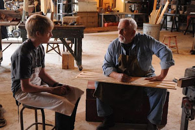 جان راتزنبرگر در صحنه فیلم سینمایی The Woodcarver به همراه Dakota Daulby