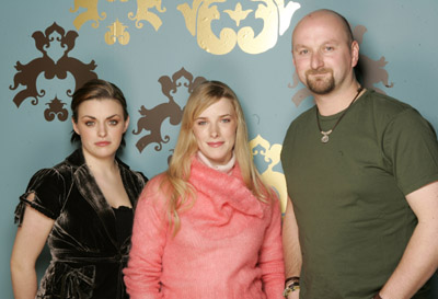 Neil Marshall در صحنه فیلم سینمایی نزول به همراه Nora-Jane Noone و Shauna Macdonald