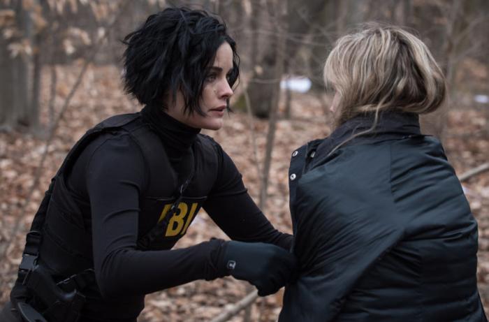 Ashley Johnson در صحنه سریال تلویزیونی نقطه کور به همراه Jaimie Alexander