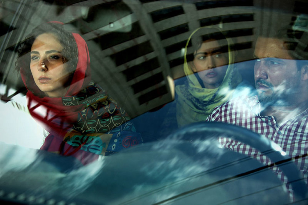 پردیس احمدیه در صحنه فیلم سینمایی خانه دختر به همراه رعنا آزادی‌ور و حامد بهداد