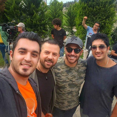 فرزاد فرزین در پشت صحنه سریال شبکه نمایش خانگی عاشقانه به همراه محمدرضا گلزار و هومن سیدی