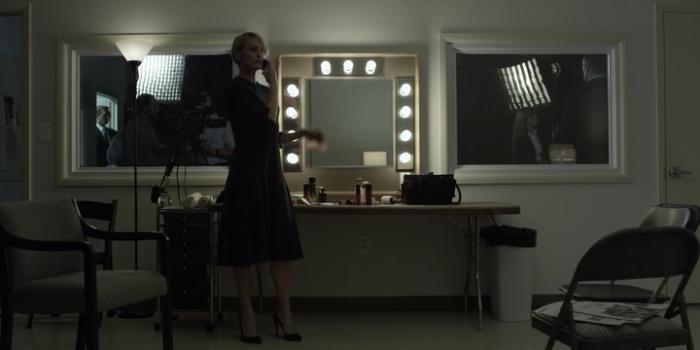 رابین رایت در صحنه سریال تلویزیونی خانه پوشالی