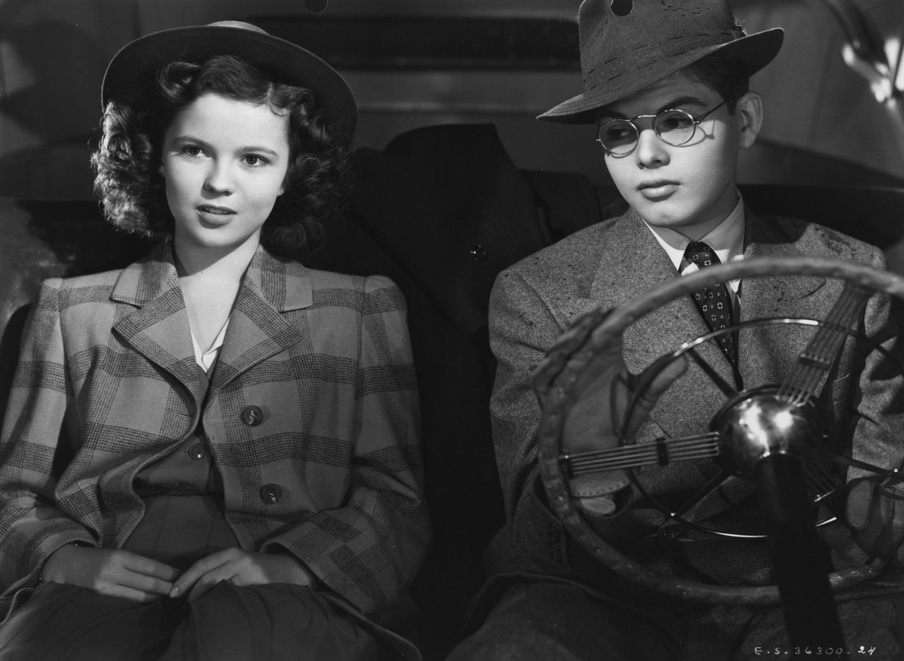 Dickie Moore در صحنه فیلم سینمایی Miss Annie Rooney به همراه Shirley Temple