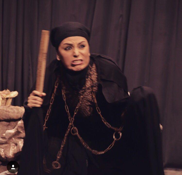 تصویری از مهتاب شکریان، بازیگر سینما و تلویزیون در حال بازیگری سر صحنه یکی از آثارش