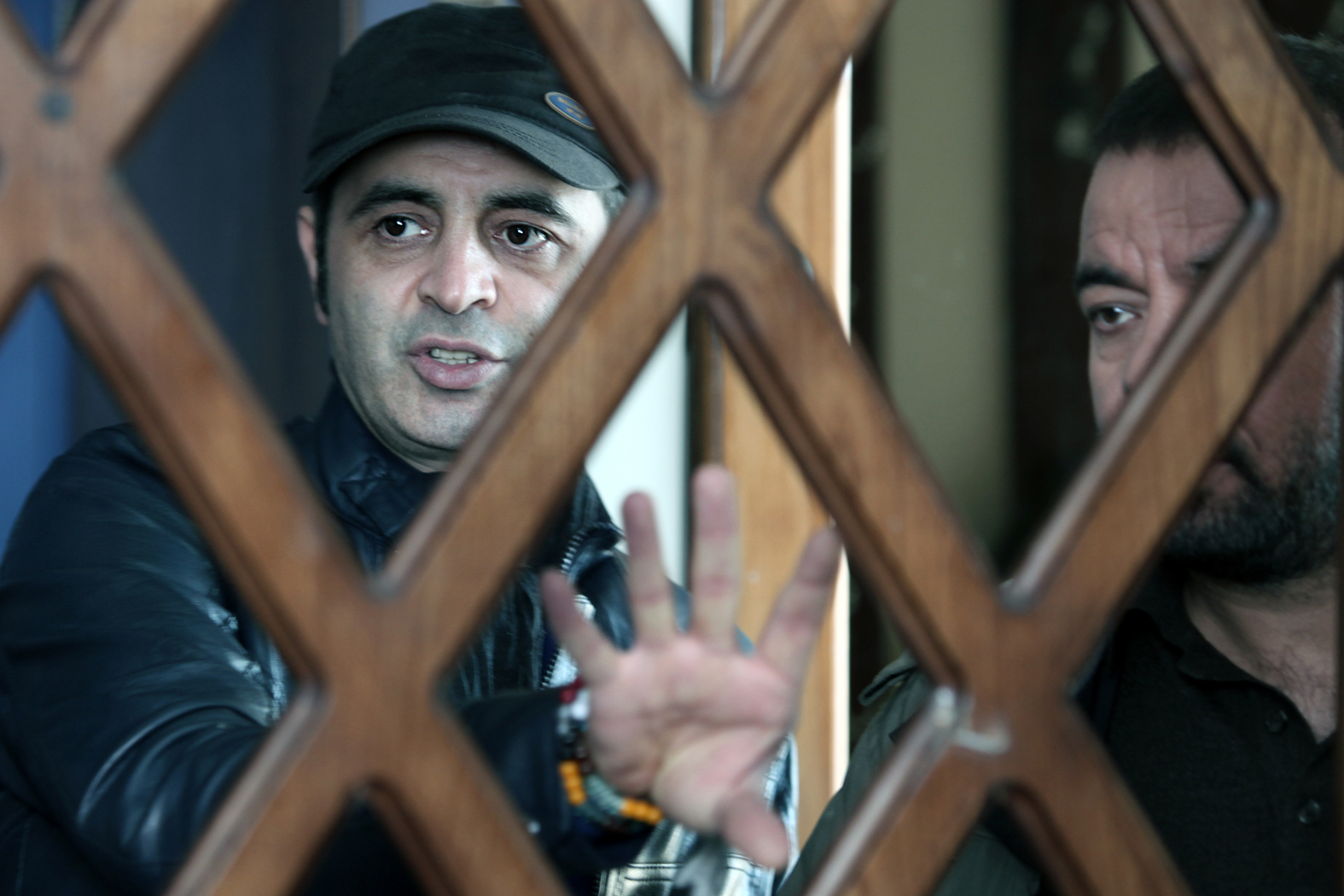 تصویری از رحیم طوفان، کارگردان و مجری طرح سینما و تلویزیون در حال بازیگری سر صحنه یکی از آثارش