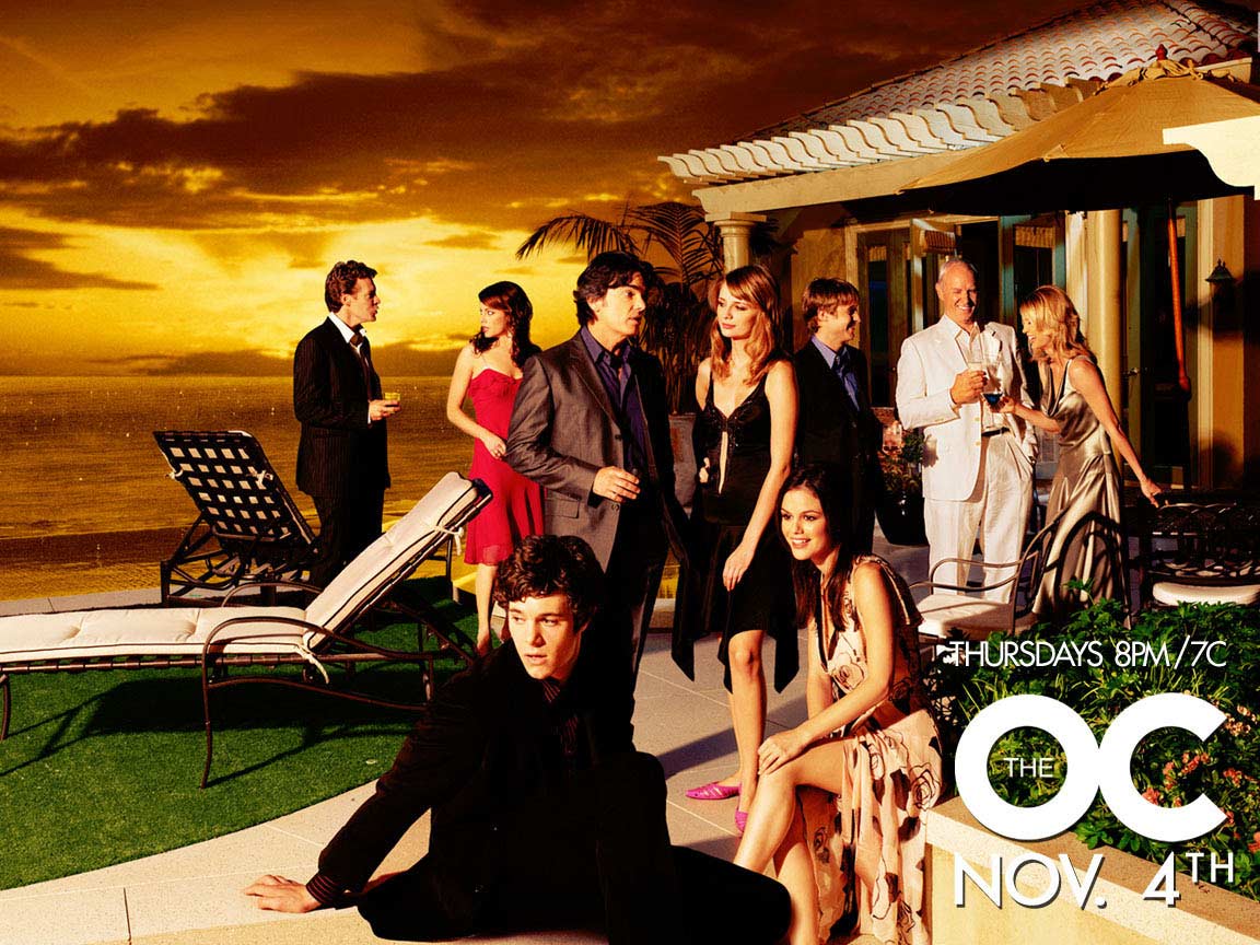 Alan Dale در صحنه سریال تلویزیونی The O.C. به همراه Melinda Clarke، Adam Brody، Peter Gallagher، Rachel Bilson، بن مکنزی، Kelly Rowan، Tate Donovan و میشا بارتون