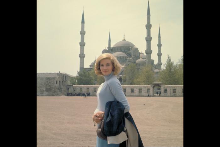 Daniela Bianchi در صحنه فیلم سینمایی روسیه با عشق