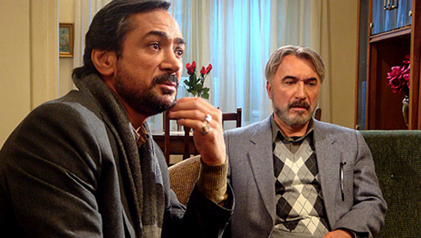 سعید نیک‌پور در صحنه سریال تلویزیونی خانه بی پرنده به همراه محمد حاتمی