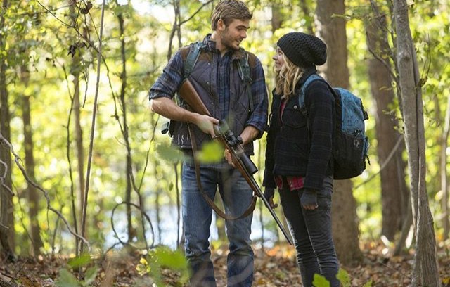 Alex Roe در صحنه فیلم سینمایی پنجمین موج به همراه کلویی گریس مورتز