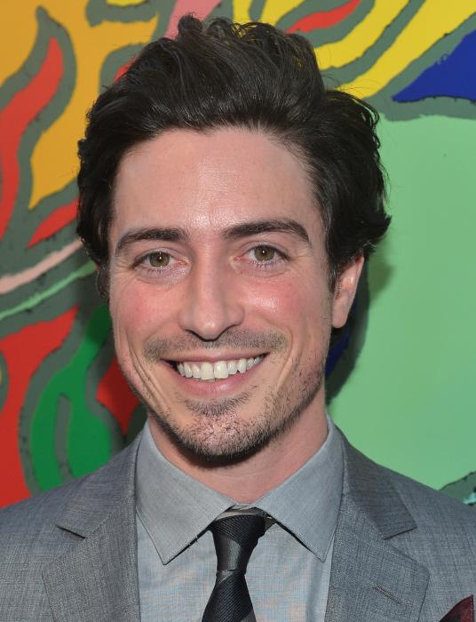 Ben Feldman در صحنه سریال تلویزیونی مردان مد