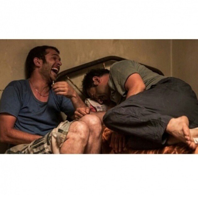 تصویری از بابک حمیدیان، بازیگر و تهیه کننده سینما و تلویزیون در حال بازیگری سر صحنه یکی از آثارش