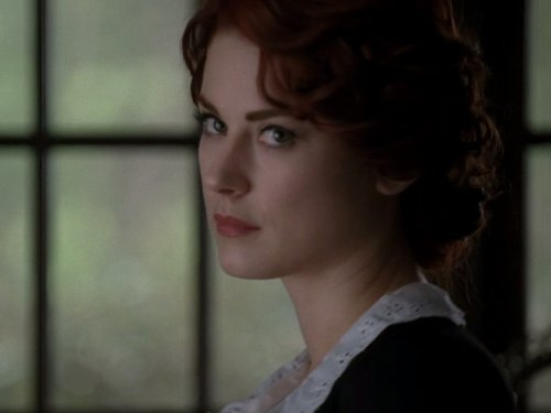 Alexandra Breckenridge در صحنه سریال تلویزیونی داستان ترسناک آمریکایی