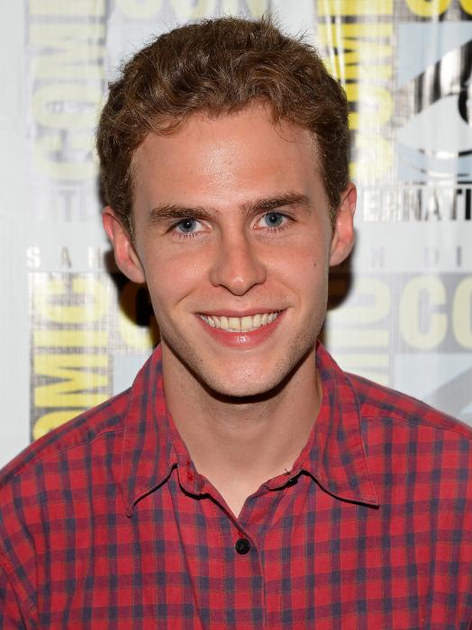 Iain De Caestecker در صحنه سریال تلویزیونی ماموران شیلد