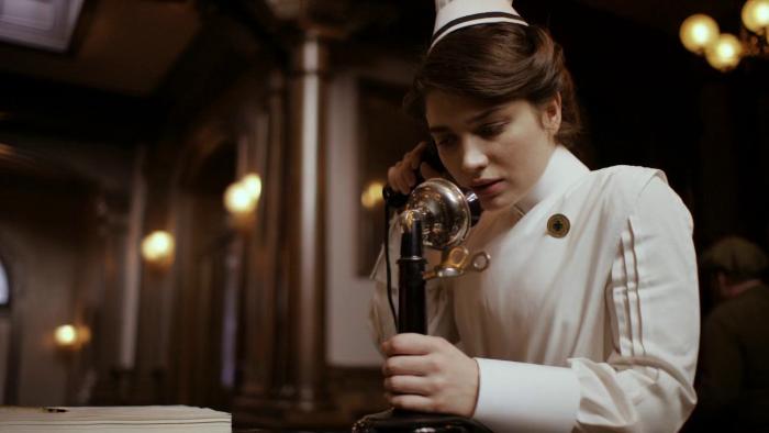 Eve Hewson در صحنه سریال تلویزیونی نیک