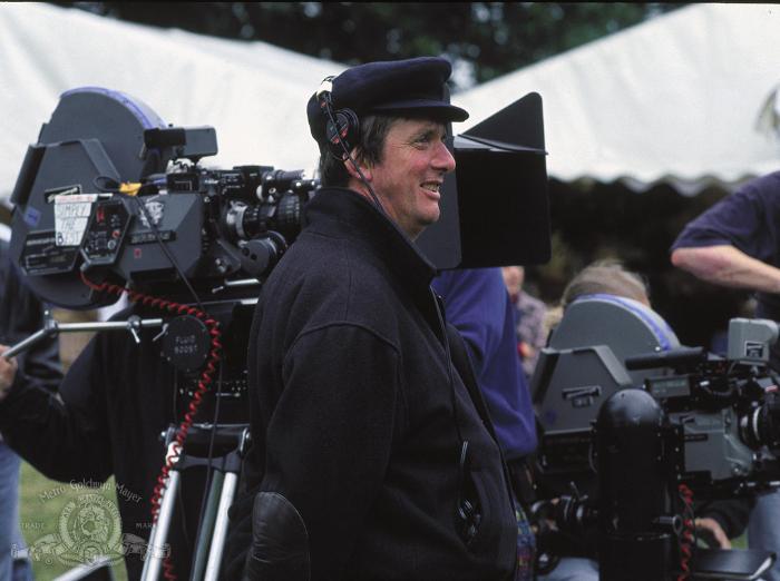 مایک نیوول در صحنه فیلم سینمایی چهار عروسی و یک عزا