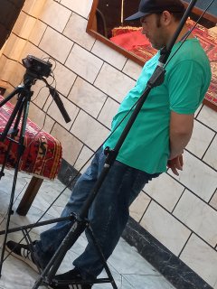 تصویری از مهدی حدادی، بازیگر سینما و تلویزیون در پشت صحنه یکی از آثارش