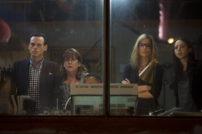 اسکات مک نایری در صحنه فیلم سینمایی Our Brand Is Crisis به همراه Ann Dowd، ساندرا بولاک و Zoe Kazan