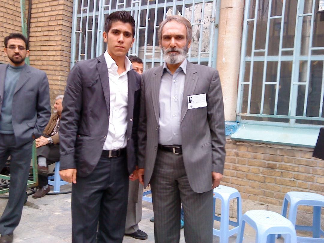 تصویری از محبوب محمودی، بازیگر سینما و تلویزیون در پشت صحنه یکی از آثارش