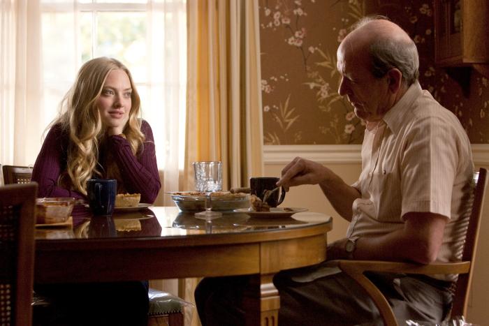 Richard Jenkins در صحنه فیلم سینمایی جان عزیز به همراه Amanda Seyfried