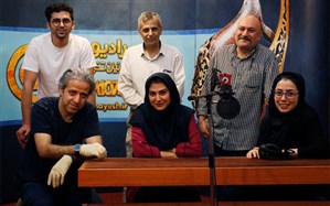 تصویری از شیما جان قربان، مجری سینما و تلویزیون در حال بازیگری سر صحنه یکی از آثارش