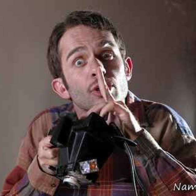 تصویری از بابک حمیدیان، بازیگر و تهیه کننده سینما و تلویزیون در حال بازیگری سر صحنه یکی از آثارش