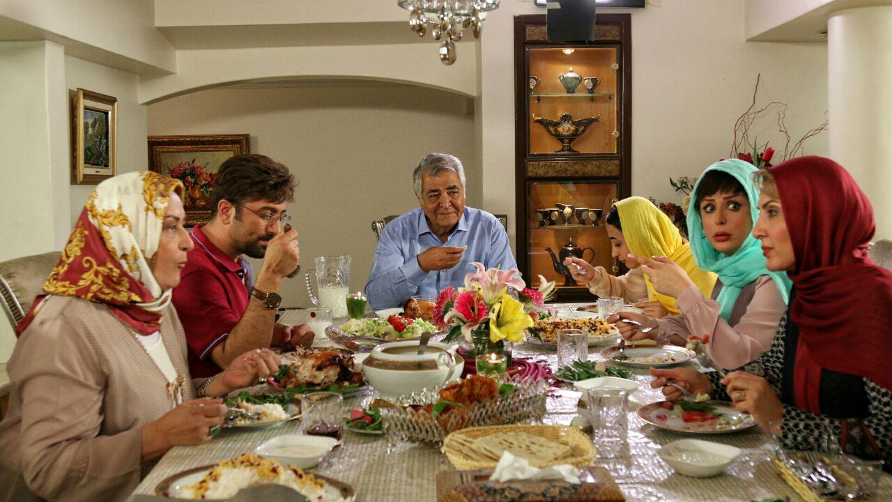 محمود عزیزی در صحنه فیلم سینمایی دختر عمو پسر عمو به همراه مجید صالحی و نیوشا ضیغمی