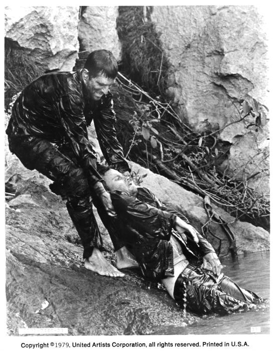 جان سوج در صحنه فیلم سینمایی شکارچی گوزن به همراه رابرت دنیرو