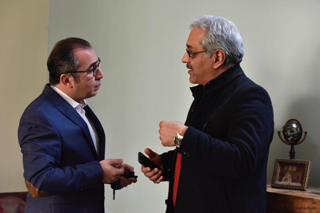 مهران مدیری در پشت صحنه فیلم سینمایی ساعت 5 عصر به همراه سیامک انصاری