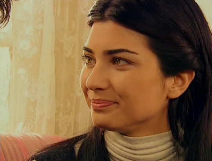 Tuba Büyüküstün در صحنه سریال تلویزیونی Çemberimde gül oya