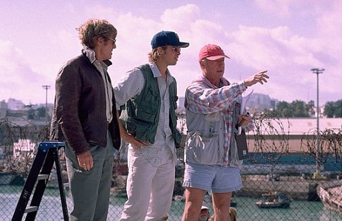 Tony Scott در صحنه فیلم سینمایی جاسوس بازی به همراه برد پیت و رابرت ردفورد