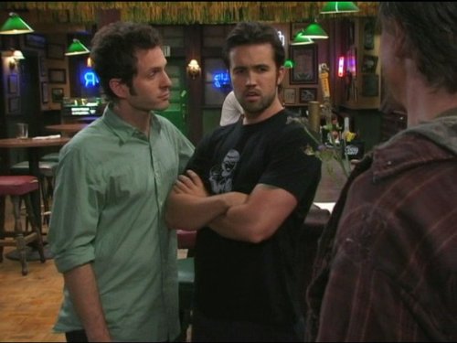 Rob McElhenney در صحنه سریال تلویزیونی فیلادلفیا همیشه آفتابی است به همراه Glenn Howerton