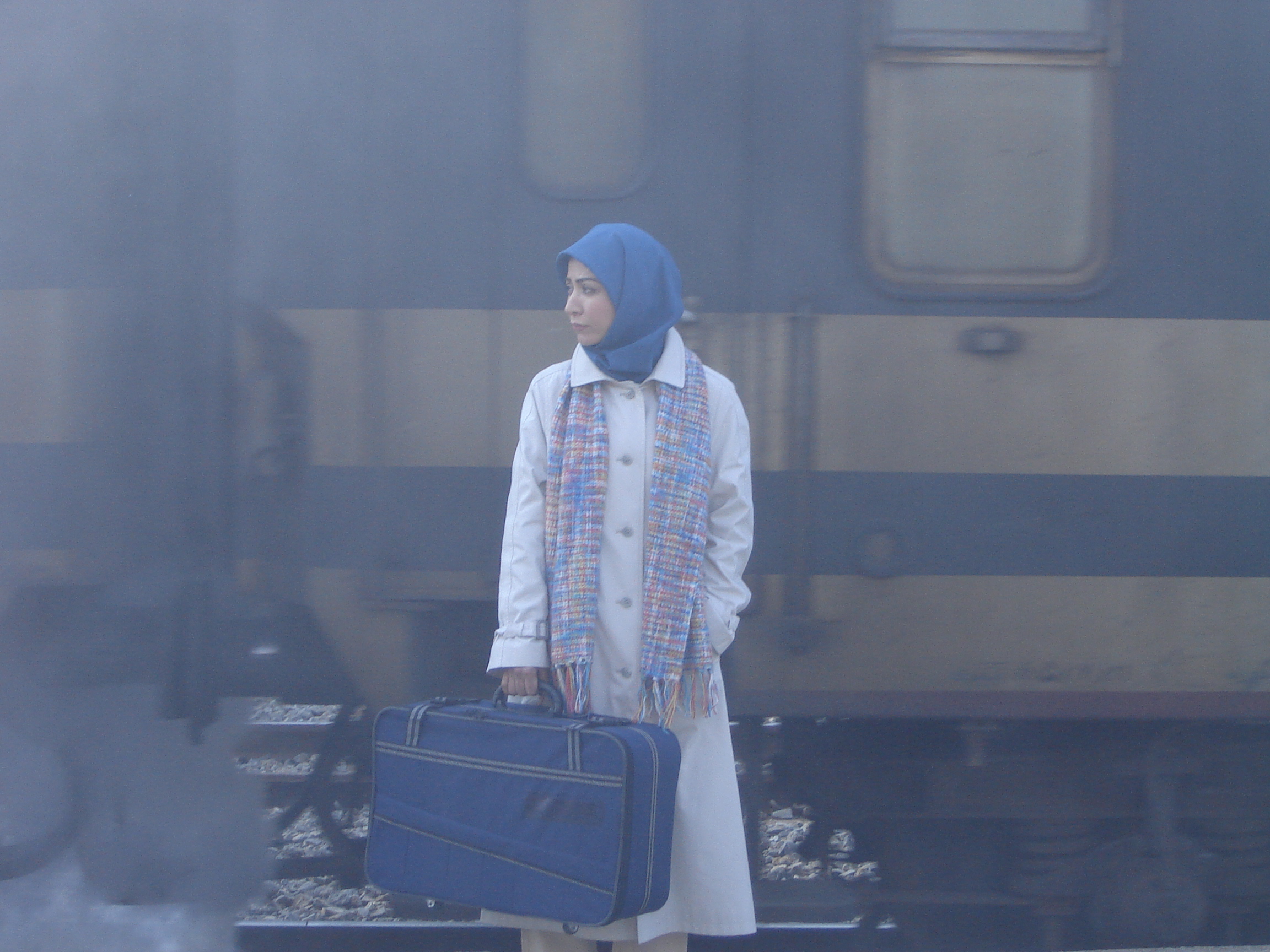 تصویری از حمیدرضا حافظی، نویسنده سینما و تلویزیون در حال بازیگری سر صحنه یکی از آثارش