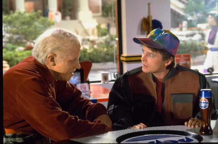 توماس ویلسون در صحنه فیلم سینمایی بازگشت به آینده 2 به همراه مایکل جی فاکس