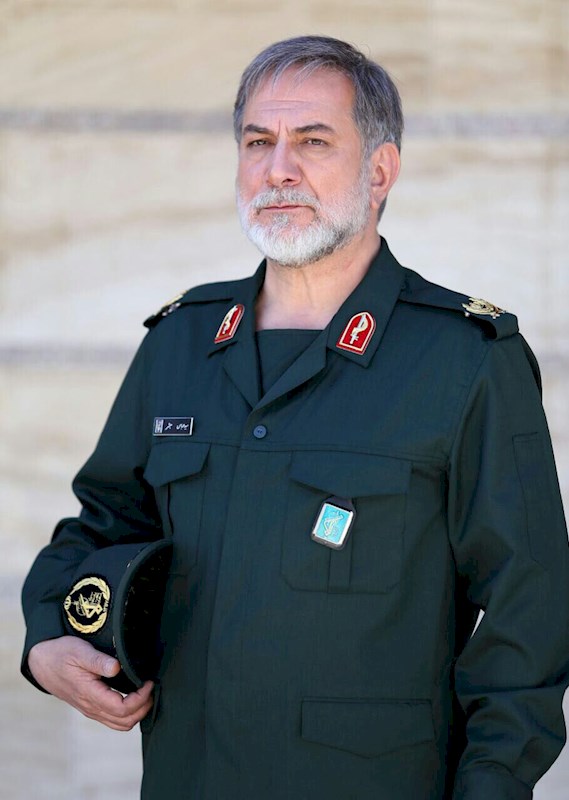 آتیلا پسیانی در صحنه سریال تلویزیونی آرام می گیریم