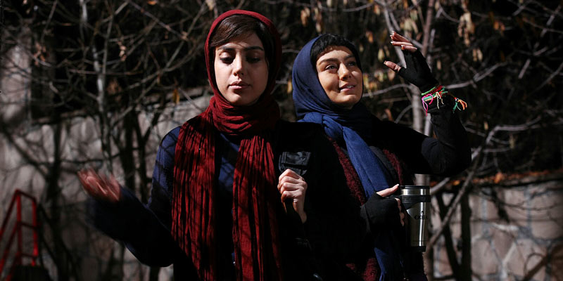 سحر قریشی در صحنه فیلم سینمایی آب‌نبات چوبی به همراه هنگامه حمیدزاده