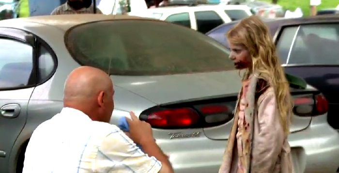 فرانک دارابونت در صحنه سریال تلویزیونی مردگان متحرک به همراه Addy Miller