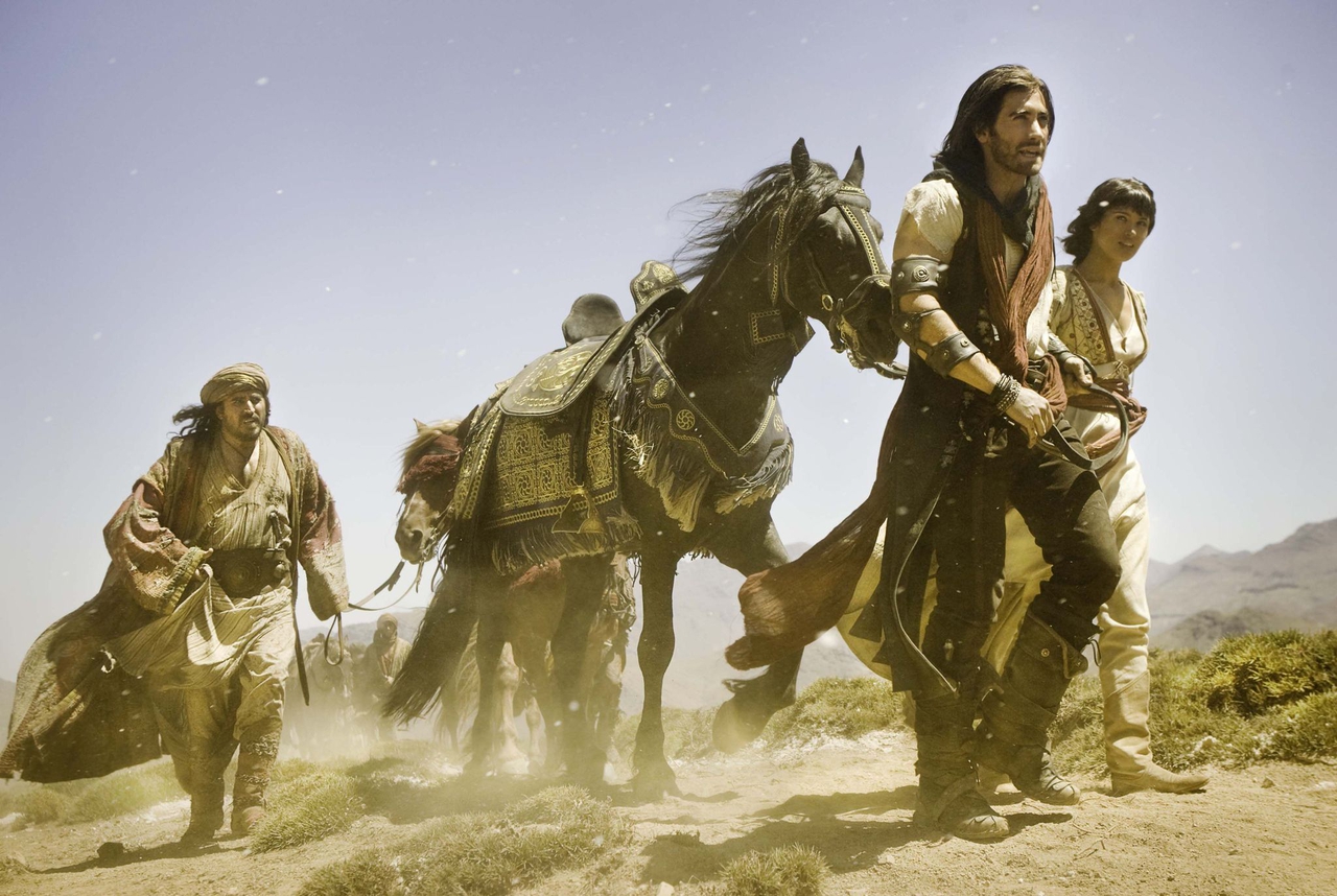 جیک جیلنهال در صحنه فیلم سینمایی Prince of Persia: The Sands of Time به همراه آلفرد مولینا و جما آرترتون
