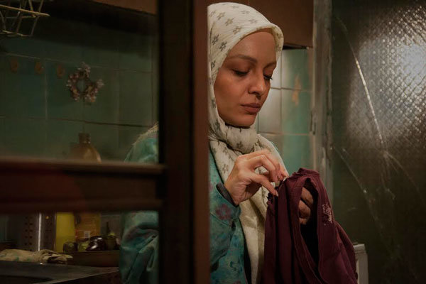 ساره بیات در صحنه فیلم سینمایی بیست و یک روز بعد