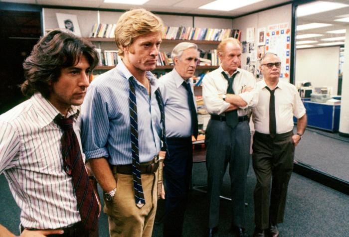 جک واردن در صحنه فیلم سینمایی تمام مردان رئیس جمهور به همراه داستین هافمن، مارتین بالسام، رابرت ردفورد و جیسون روباردز