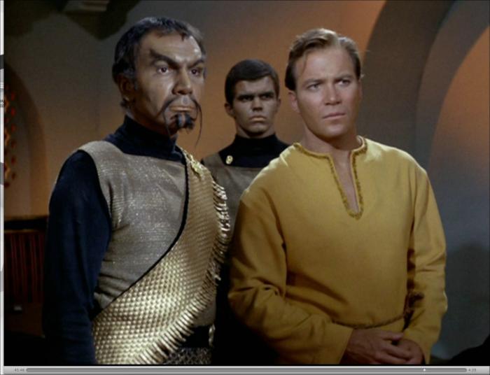 John Colicos در صحنه سریال تلویزیونی پیشتازان فضا به همراه William Shatner