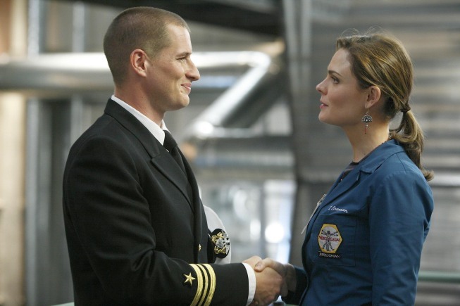 Brendan Fehr در صحنه سریال تلویزیونی استخوان ها به همراه Emily Deschanel