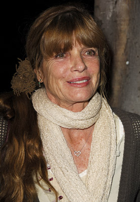 Katharine Ross در صحنه فیلم سینمایی سیگار کشیدن ممنوع