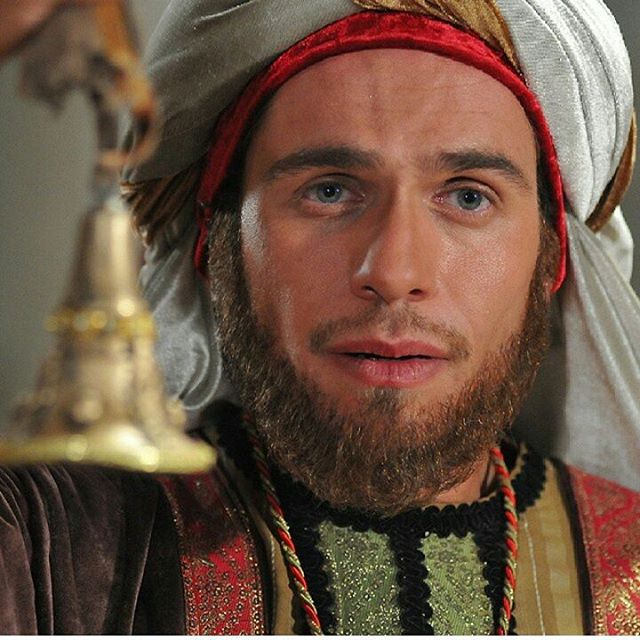 تصویری از بابک حمیدیان، بازیگر و تهیه کننده سینما و تلویزیون در حال بازیگری سر صحنه یکی از آثارش