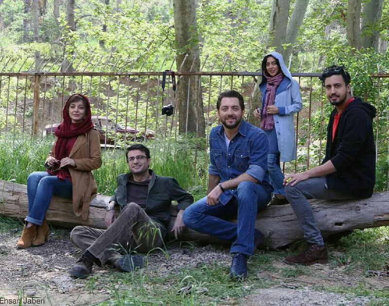 مهرداد صدیقیان در پشت صحنه فیلم سینمایی زرد به همراه ساره بیات، بهاره کیان‌افشار، بهرام رادان و شهرام حقیقت‌دوست